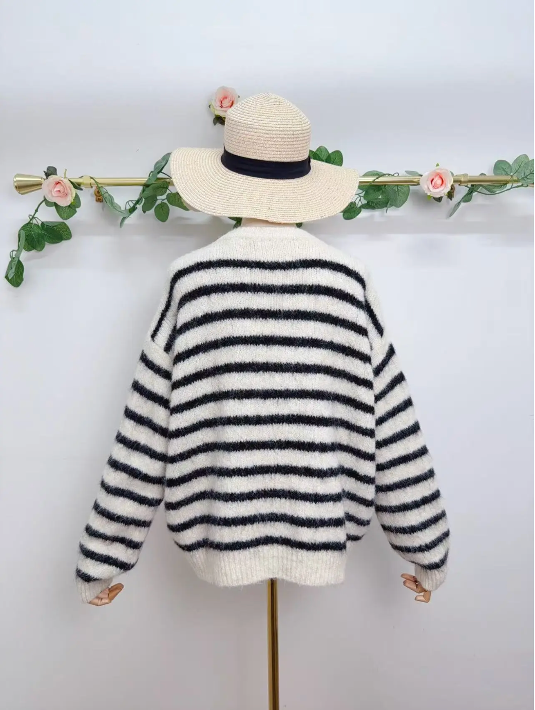 Gestreifter Strick-Cardigan mit Smiley-Patch