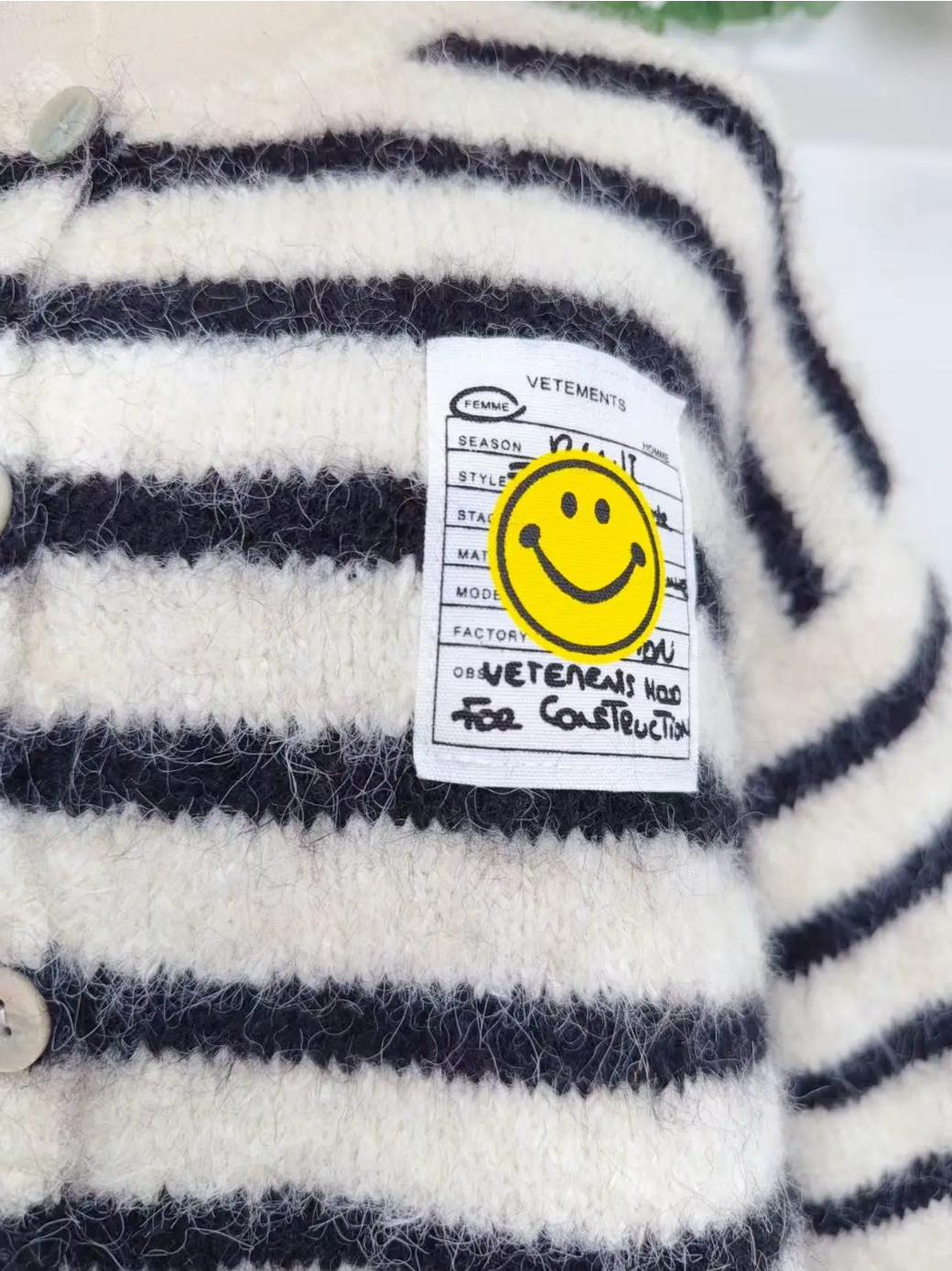 Gestreifter Strick-Cardigan mit Smiley-Patch