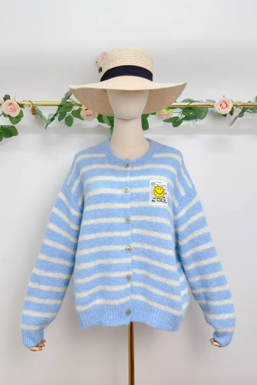 Gestreifter Strick-Cardigan mit Smiley-Patch