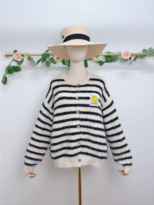 Gestreifter Strick-Cardigan mit Smiley-Patch